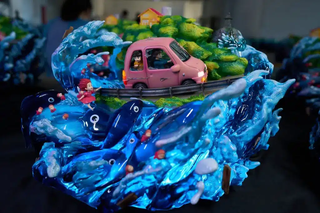 ポニョはデザインスタジオを着ています 崖の上のポニョ 樹脂像 - Kaioland