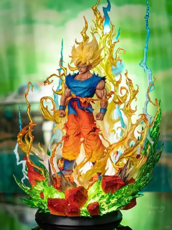 White Hole Studio The legendary Super Saiyan Goku Statue