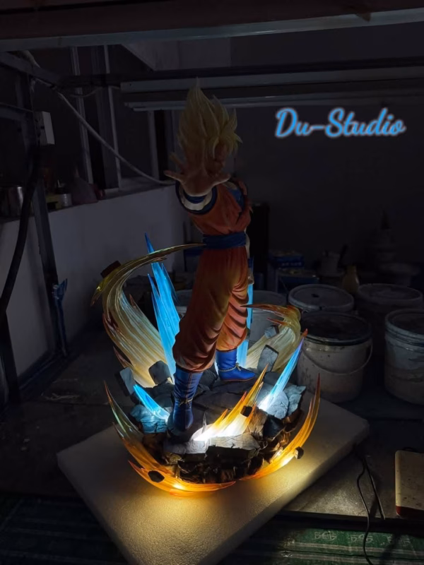 Dragon Ball Du Studio Super Saiyan Goku Resin Statue 4