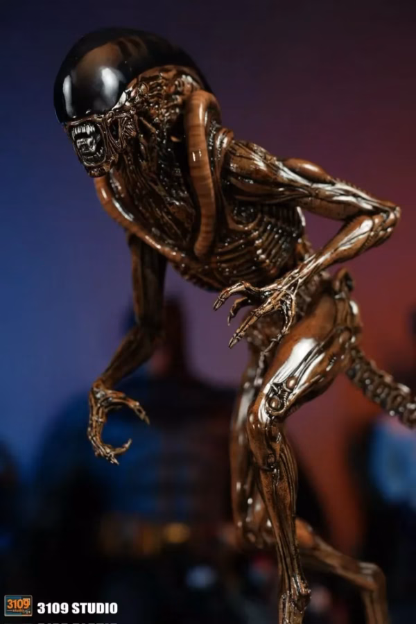 Alien 3109 Studio Dog Alien Resin Statue 1