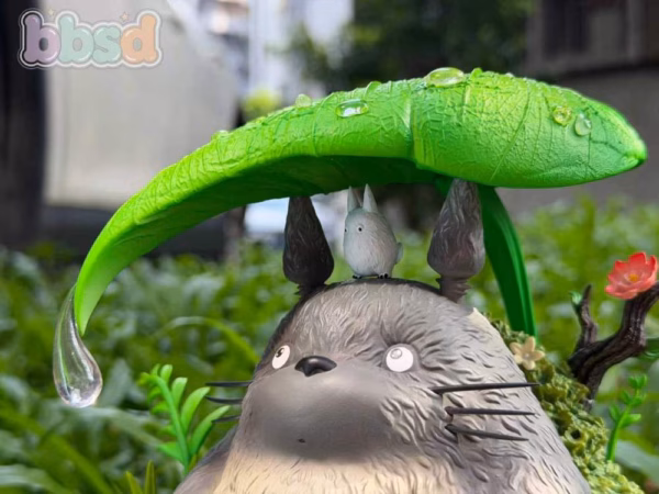 My Neighbor Totoro BBSD Studio Totoro Sheltering From The Rain Resin Statue 2