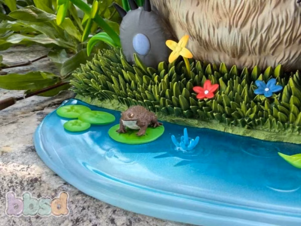 My Neighbor Totoro BBSD Studio Totoro Sheltering From The Rain Resin Statue 4